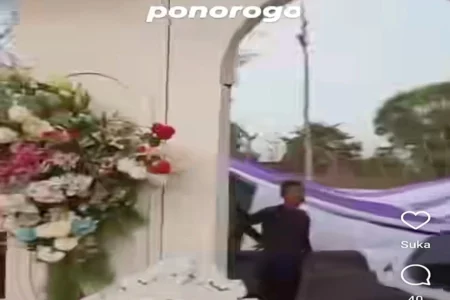 Angin Kencang Robohkan Terop Hajatan di Ponorogo, Dekorasi Pelaminan Nyaris Terbawa Tangkapan layar video viral terop roboh di Ponorogo. (Foto/Istimewa)