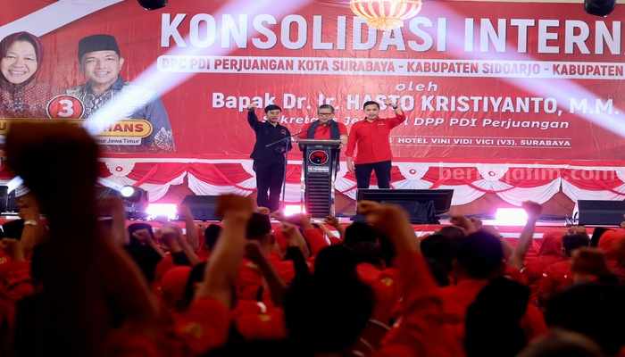 Sekretaris Jendral DPP PDIP Hasto Kristiyanto di hadapan Ribuan Kader dan Legislatif di Surabaya (dok. Ist)