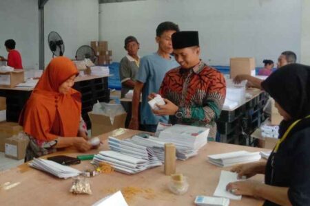 KPU Pamekasan Libatkan 40 Pekerja Sortir Lipat Surat Suara Pilkada 2024