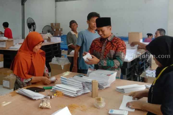 KPU Pamekasan Libatkan 40 Pekerja Sortir Lipat Surat Suara Pilkada 2024