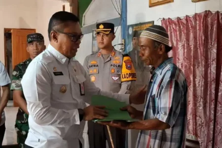 Pj Bupati Magetan Nizhamul didampingi Forkopimda saat memberikan tali asih pada orang tua korban gadis Ngawi yang tertimpa pohon tumbang, Rabu (30/10/2024)