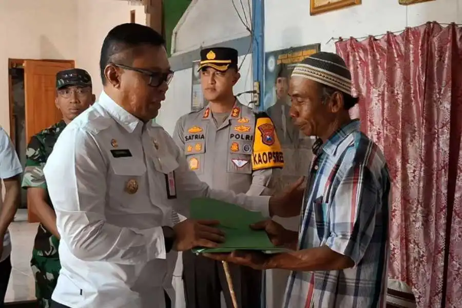 Pj Bupati Magetan Nizhamul didampingi Forkopimda saat memberikan tali asih pada orang tua korban gadis Ngawi yang tertimpa pohon tumbang, Rabu (30/10/2024)
