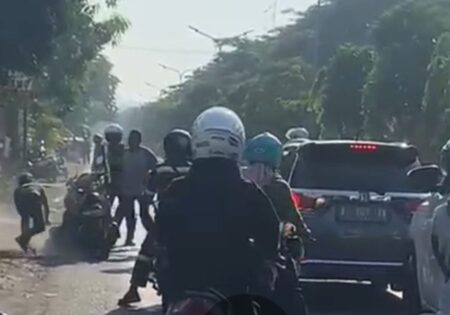 Dua Orang di Gresik Duel Pakai Sajam di pinggir Jalan Raya Gresik
