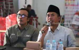 Ketua KPU Pamekasan, Mahdi (pegang mic) bersama komisioner Moh Amiruddin.