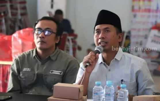 Ketua KPU Pamekasan, Mahdi (pegang mic) bersama komisioner Moh Amiruddin.