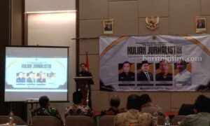 Kuliah Jurnalistik, Komitmen PWI Pamekasan Tingkatkan Kualitas Ketua PWI Pamekasan, Hairul Anam (podium) memberikan sambutan dalam Kuliah Jurnalistik, di Ballroom Azana Style Hotel Madura, Jl Jokotole 282 Pamekasan, Kamis (31/10/2024).