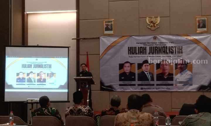Ketua PWI Pamekasan, Hairul Anam (podium) memberikan sambutan dalam Kuliah Jurnalistik, di Ballroom Azana Style Hotel Madura, Jl Jokotole 282 Pamekasan, Kamis (31/10/2024).