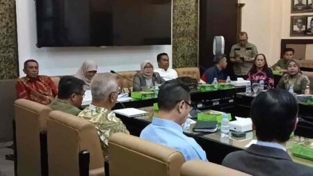 Wadul ke DPRD Jatim, Nelayan Tolak Reklamasi Surabaya Waterfront Land Suasana rapat dengar pendapat bersama para nelayan dan sejumlah pihak terkait Polemik rencana reklamasi Surabaya Waterfront Land di Gedung DPRD Jatim, Kamis (3/10/2024).