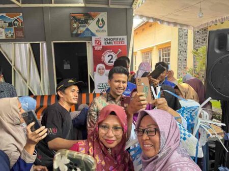 Khofifah-Emil Dapat Dukungan Ratusan Ibu-ibu Pengrajin Tas Kediri