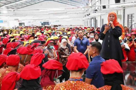 Soroti Peran Pekerja Perempuan di Industri SKT, Khofifah: Tulang Punggung Perekonomian Jawa Timur