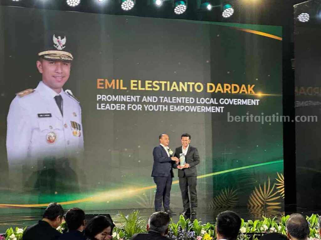 Emil Elestianto Dardak saat meraih penghargaan “Emerging Leader in Local Government” dari CNBC Indonesia.
