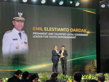 Emil Elestianto Dardak saat meraih penghargaan “Emerging Leader in Local Government” dari CNBC Indonesia.