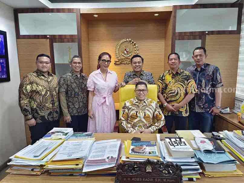 Arif Fathoni Wakil Ketua DPRD Surabaya: Saya Dedikasikan Jabatan Ini untuk sang Mentor Fraksi Golkar DPRD Surabaya bersama Wakil Ketua DPR RI, Adies Kadir.