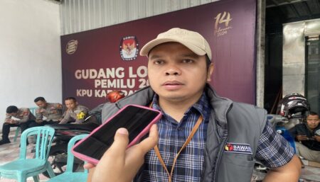 Komisioner Bawaslu Tuban Abdul Mundlir [foto: Diah Ayu/beritajatim.com]