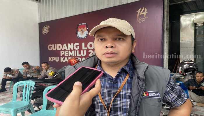 Komisioner Bawaslu Tuban Abdul Mundlir [foto: Diah Ayu/beritajatim.com]