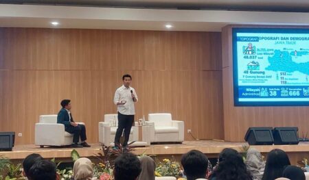 Emil Dardak Paparkan Capaian Nyata Pemprov Jatim di Depan Mahasiswa Unair