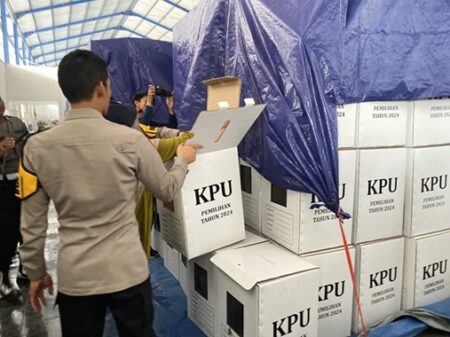 Usai Tinjau Gudang Logistik KPU, Kapolres Tuban Lakukan Evaluasi foto beritajatim