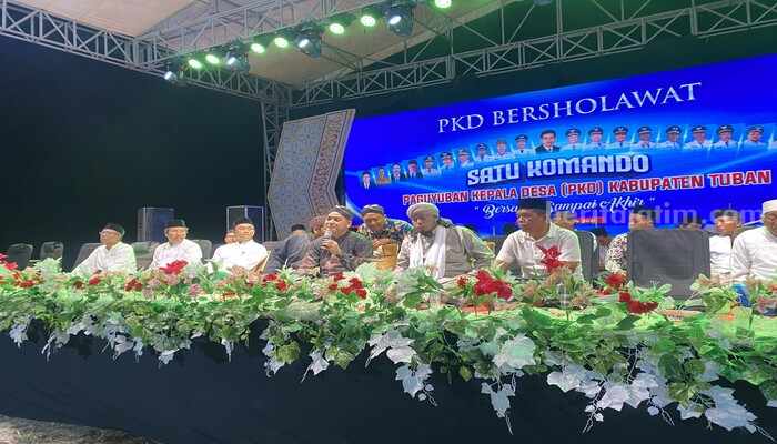 Sholawat dan doa bersama oleh PKD Kabupaten Tuban di Desa Sugihwaras, Kecamatan Jenu, Kabupaten Tuban. [foto: Diah Ayu/beritajatim.com]