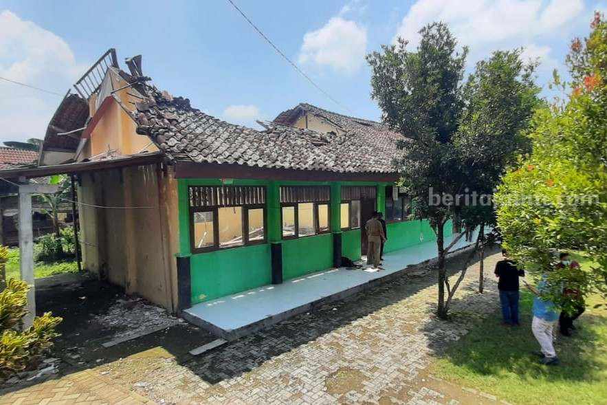 Kondisi bangunan SD di Bojonegoro yang rusak parah (dok).