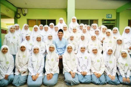Pelajar Bojonegoro Dukung Program Siswa Top Setyo Wahono-Nurul Azizah, Apa Itu? Setyo Wahono saat bertemu dengan para pelajar SMK Negeri Dander.