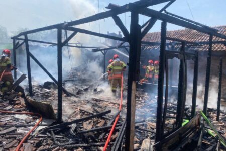 Petugas Dinas Damkarmat Bojonegoro saat melakukan operasi pemadaman rumah warga di Dusun Lemahbang Desa Margomulyo Kecamatan Balen yang terbakar.