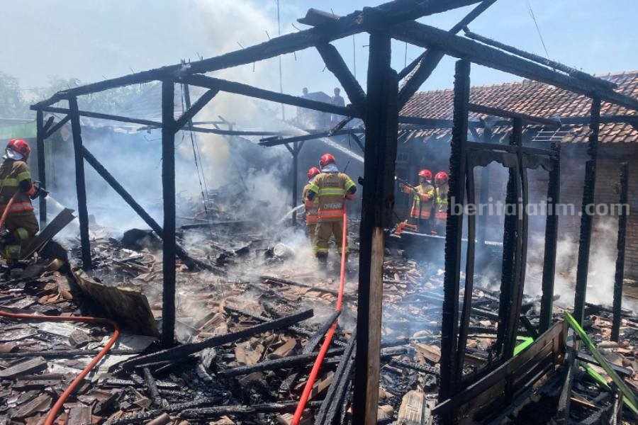 Petugas Dinas Damkarmat Bojonegoro saat melakukan operasi pemadaman rumah warga di Dusun Lemahbang Desa Margomulyo Kecamatan Balen yang terbakar.