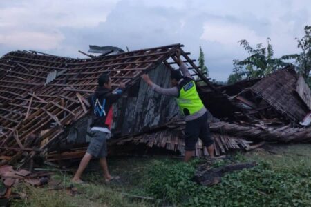 Hujan Disertai Angin Kencang Rusak Puluhan Bangunan di Kedungadem Bojonegoro