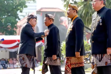 Penjabat (Pj) Gubernur Jawa Timur Adhy Karyono menyematkan Lencana Emas 'Jer Basuki Mawa Beya' 2024.