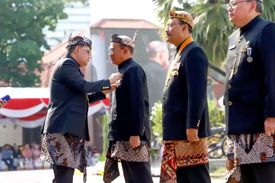 Penjabat (Pj) Gubernur Jawa Timur Adhy Karyono menyematkan Lencana Emas 'Jer Basuki Mawa Beya' 2024.