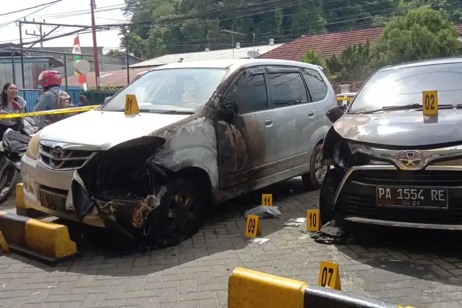 Kantor Redaksi Jubi di Jayapura Dilempari Bom Molotov, Dua Mobil Terbakar foto berita jatim