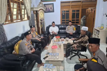 Kapolres Lamongan ke Ponpes Sunan Drajat Bahas Akun TikTok Hina Kiai Abdul Ghofur foto beritajatim