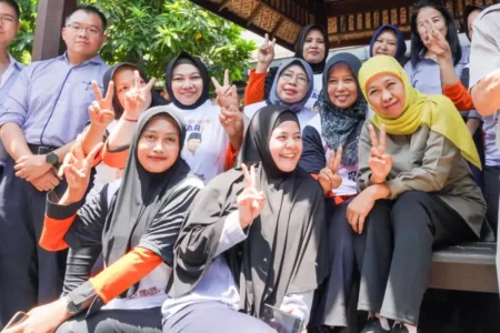 Khofifah Makan Siang Bersama Karyawan PT Kedawung Surabaya foto berita jatim