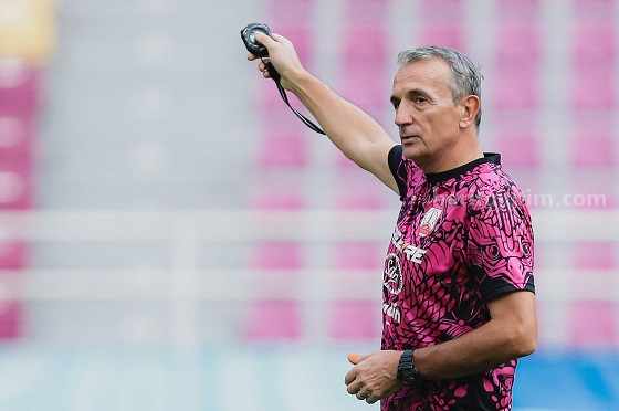 Milomir Seslija menjadi pelatih kedua yang terdepak dari kompetisi Liga 1 musim 2024/2025. Foto: PT LIB