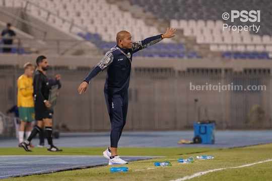 Aksi Nova Arianto ketika memimpin Timnas U-17 Indonesia di laga melawan Australia di Stadion Abdullah Al-Khalifa Al-Sabah, Kuwait pada MInggu (27/10/2024) tengah malam WIB. Foto: PSSI