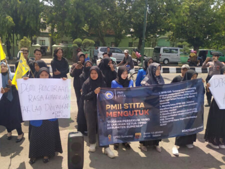 Caption foto : Mahasiswa PMII Stita Sumenep berunjukrasa ke DPRD