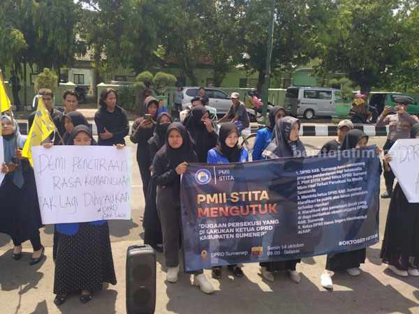 Caption foto : Mahasiswa PMII Stita Sumenep berunjukrasa ke DPRD