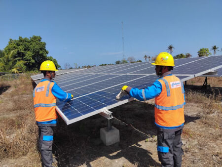 Caption foto : Petugas PLN lakukan pengecekan PLTS (foto : PLN Kangean for beritajatim)