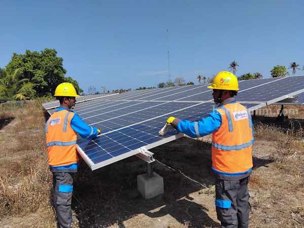 Caption foto : Petugas PLN lakukan pengecekan PLTS (foto : PLN Kangean for beritajatim)