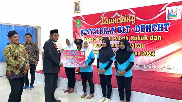 Caption foto : buruh pabrik rokok terima BLT DBHCHT