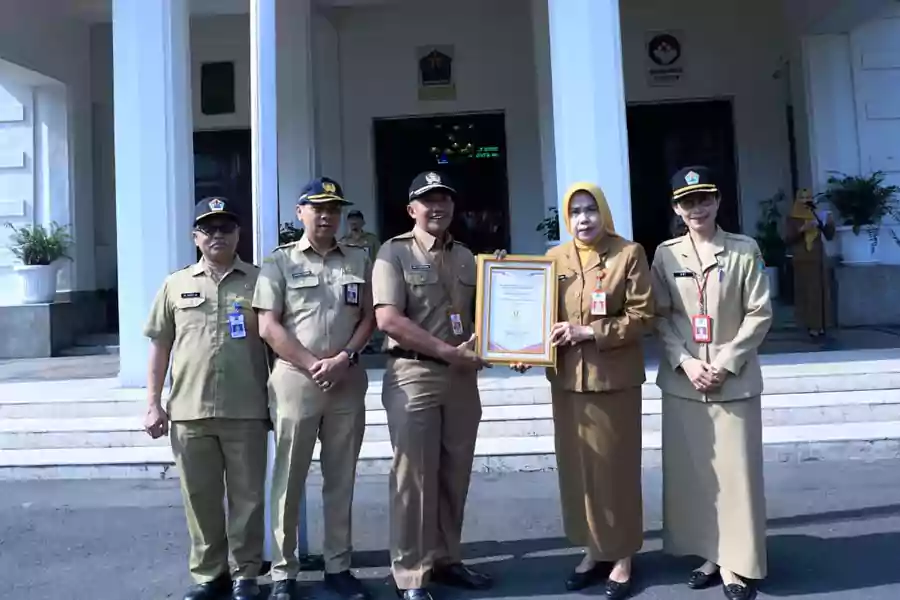 Pemkot Malang menerima piagam penghargaan SAKIP.