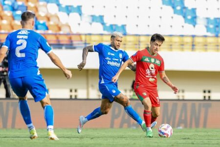 Pemain Persib Bandung Ciro Alves berusaha merebut bola dari kaki pemain Persebaya Surabaya Francisco Rivera. (Foto: Persebaya)