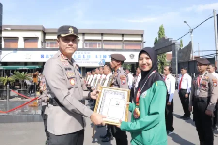 Polres Lamongan Beri Penghargaan ke Anggota dan Atlet Berprestasi foto berita jatim