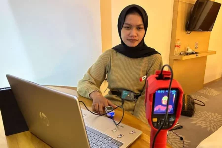 Salah satu peserta ketika melakukan uji coba kamera pencitraan termal VisMoIR, inovasi gagasan tim mahasiswa ITS