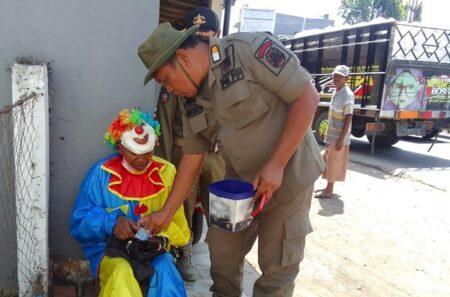 Kisah Unik Razia Satpol PP di Jember: Membayari Denda Warga yang Kena Razia
