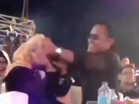 Viral! Goyangkan Kepala Istri Sampai Hijab Berantakan, Gus Miftah Mengaku Gemas Aksi Gus Miftah yang menggoyang goyangkan kepala istri hingga jilbab berantakan jadi viral dan dianggap tidak pantas.