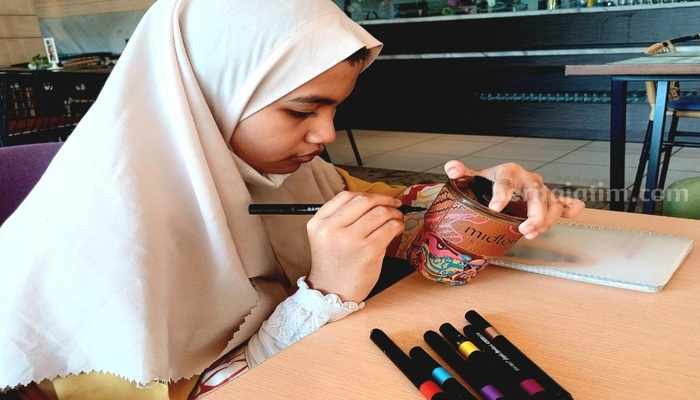 Potret peserta yang mengikuti "Tutur Story: Painting Tumbler", di Midtown Residence Surabaya, Sabtu (12/10/2024). (Fitri Yuliani/beritajatim.com)