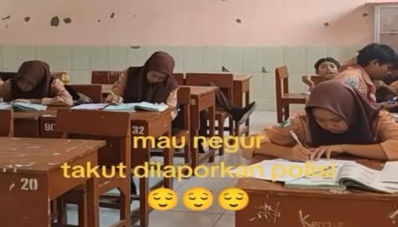 Aktivitas murid di dalam video curhatan guru yang segan menegur muridnya yang bertingkah.