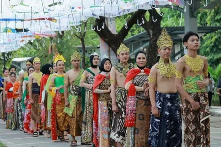 Pawai Unair Berkain di acara Pimnas ke-37 yang diselenggarakan di Kampus C Unair Surabaya.