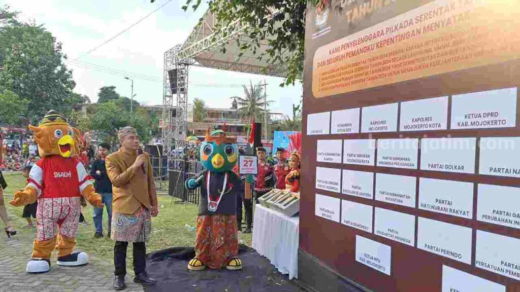 Ketua KPU Kabupaten Mojokerto, Afnan Hidayat bersama 'Si Jali' dan 'Si Galih'. [Foto : Misti/beritajatim.com]