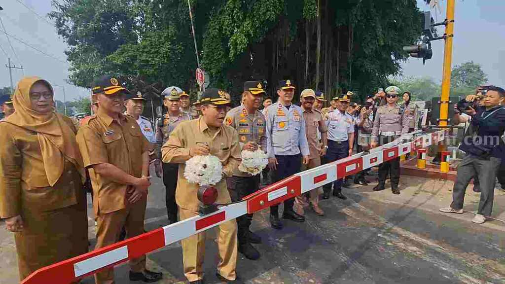 Pjs Bupati Mojokerto, Akhmad Jazuli didampingi Kapolres Mojokerto, AKBP Ihram Kustarto meresmikan pos jaga dan palang pintu perlintasan KA di Dusun Damarsih, Desa Kepuhanyar, Kecamatan Mojoanyar, Kabupaten Mojokerto. [Foto : ist]